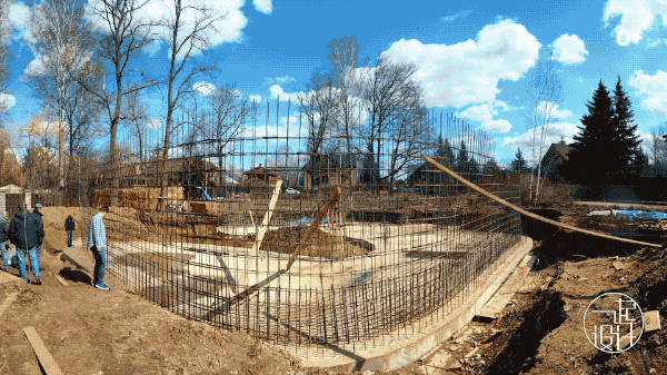 整棟別墅「沒有一面牆是直的」如詩如畫　室內裝潢前衛「頂上超大花園」與自然融為一體