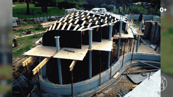 整棟別墅「沒有一面牆是直的」如詩如畫　室內裝潢前衛「頂上超大花園」與自然融為一體