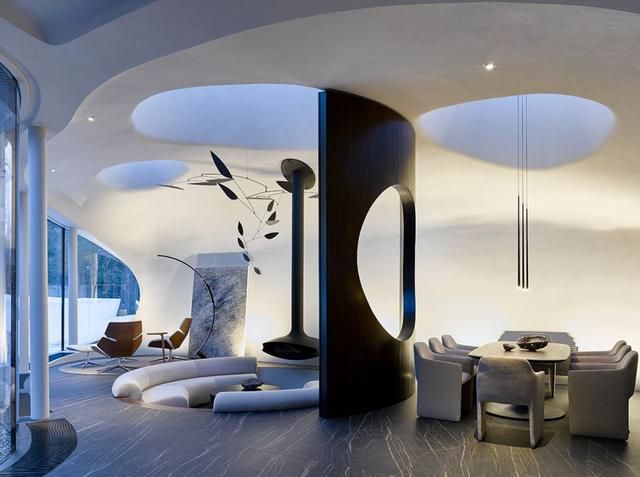 整棟別墅「沒有一面牆是直的」如詩如畫　室內裝潢前衛「頂上超大花園」與自然融為一體