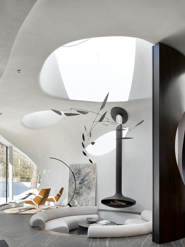 整棟別墅「沒有一面牆是直的」如詩如畫　室內裝潢前衛「頂上超大花園」與自然融為一體