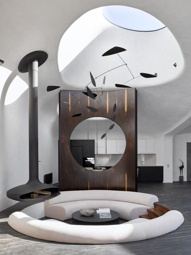 整棟別墅「沒有一面牆是直的」如詩如畫　室內裝潢前衛「頂上超大花園」與自然融為一體