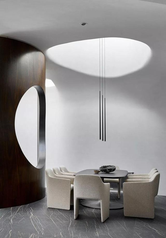 整棟別墅「沒有一面牆是直的」如詩如畫　室內裝潢前衛「頂上超大花園」與自然融為一體