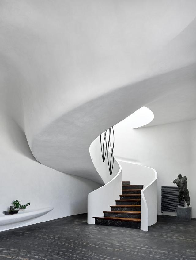 整棟別墅「沒有一面牆是直的」如詩如畫　室內裝潢前衛「頂上超大花園」與自然融為一體