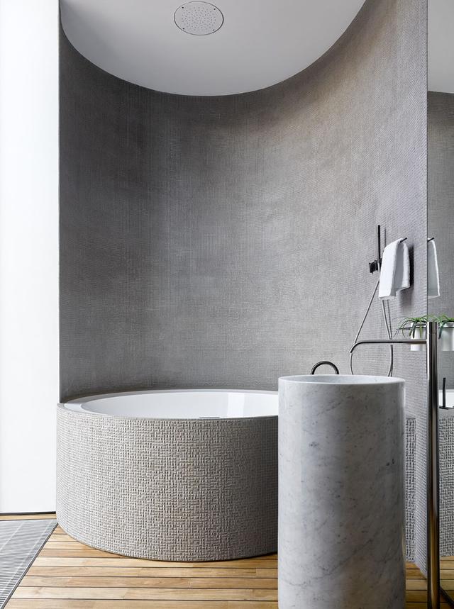 整棟別墅「沒有一面牆是直的」如詩如畫　室內裝潢前衛「頂上超大花園」與自然融為一體