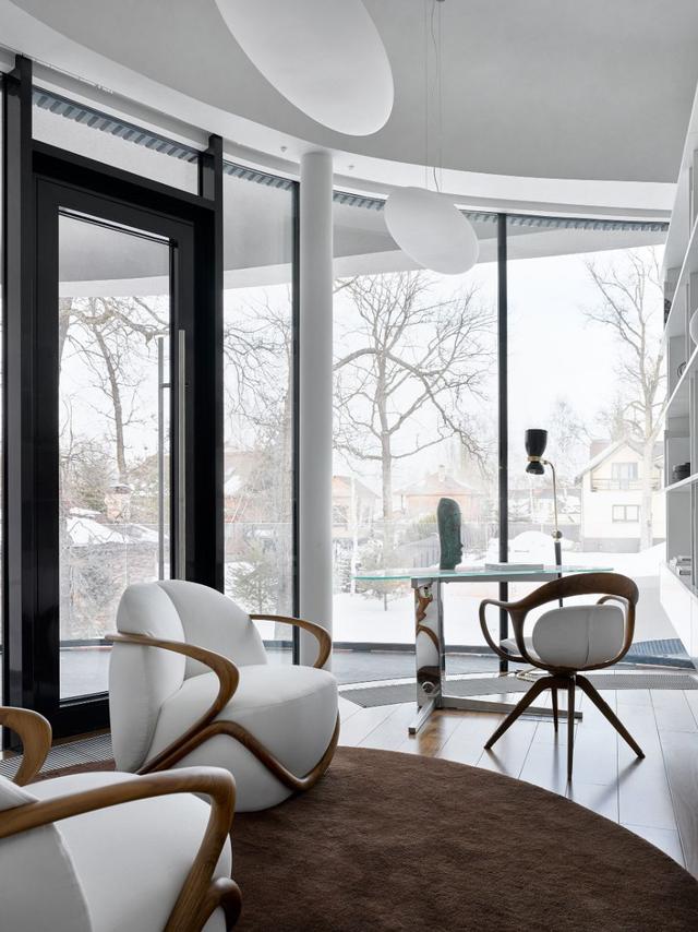 整棟別墅「沒有一面牆是直的」如詩如畫　室內裝潢前衛「頂上超大花園」與自然融為一體