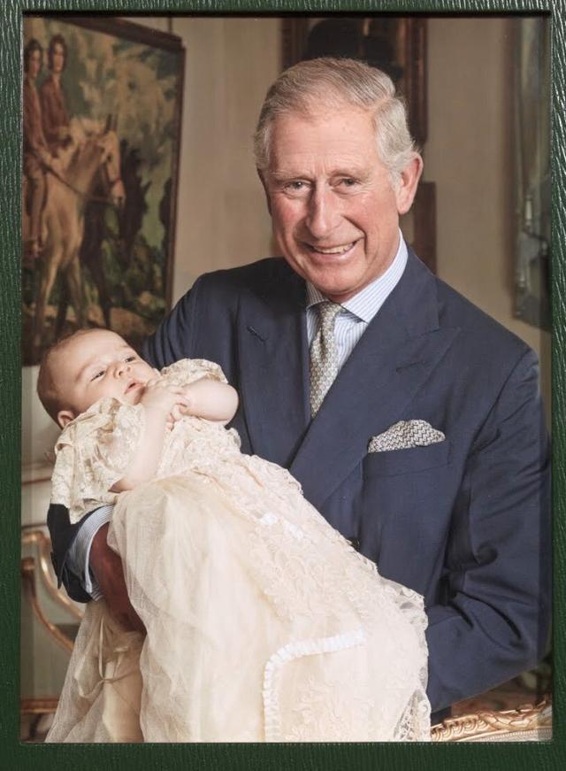 王室也是隔代親！71歲老王儲查爾斯超寵孫「為喬治王子建樹屋」被小路易抓臉開懷大笑