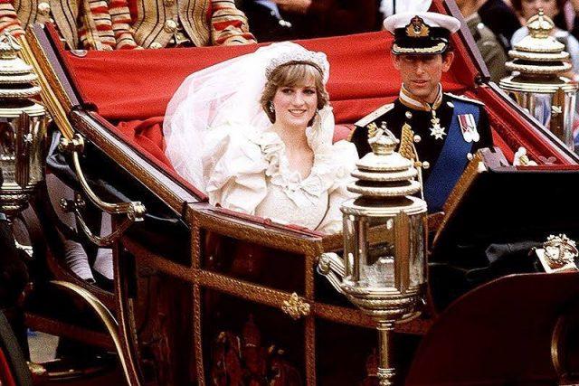 王室也是隔代親！71歲老王儲查爾斯超寵孫「為喬治王子建樹屋」被小路易抓臉開懷大笑