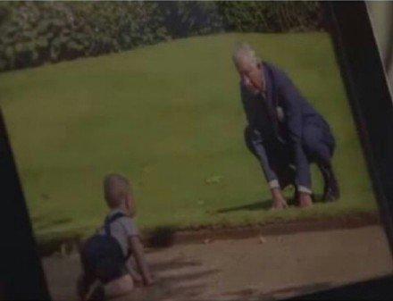 王室也是隔代親！71歲老王儲查爾斯超寵孫「為喬治王子建樹屋」被小路易抓臉開懷大笑