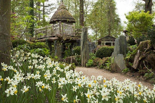 王室也是隔代親！71歲老王儲查爾斯超寵孫「為喬治王子建樹屋」被小路易抓臉開懷大笑