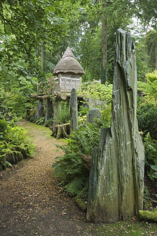 王室也是隔代親！71歲老王儲查爾斯超寵孫「為喬治王子建樹屋」被小路易抓臉開懷大笑