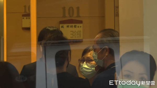 白髮人送黑髮人！「劉真父母緊依」進靈堂悲痛不語　「親送愛女最後一程」盼只記得她的好