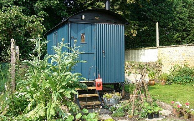 王室也是隔代親！71歲老王儲查爾斯超寵孫「為喬治王子建樹屋」被小路易抓臉開懷大笑