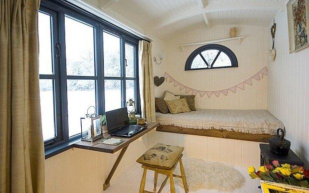 王室也是隔代親！71歲老王儲查爾斯超寵孫「為喬治王子建樹屋」被小路易抓臉開懷大笑