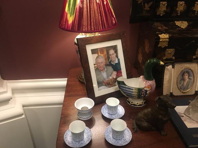 王室也是隔代親！71歲老王儲查爾斯超寵孫「為喬治王子建樹屋」被小路易抓臉開懷大笑