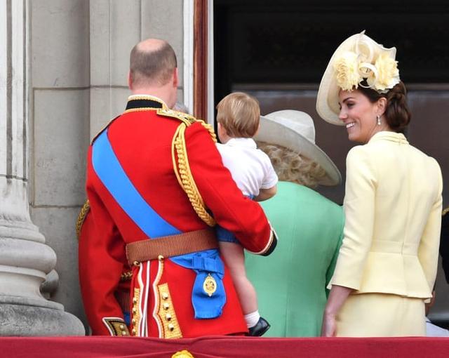 王室也是隔代親！71歲老王儲查爾斯超寵孫「為喬治王子建樹屋」被小路易抓臉開懷大笑