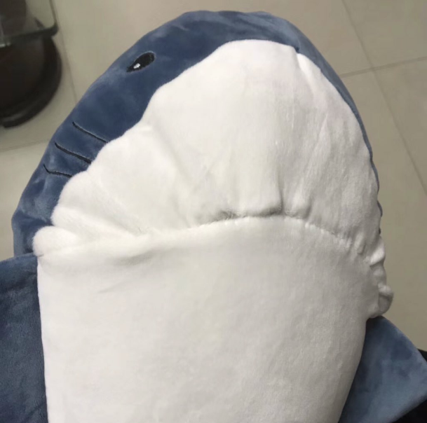 阿嬤覺得「IKEA鯊魚有牙齒好兇」！拿出針線「封印白牙變老鯊」網笑爆：把鯊鯊尊嚴放哪裡？