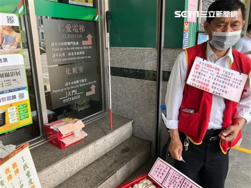 全聾半盲伯賣筆維生！歷父逝又「負債500萬」街頭擺攤月收僅千　不怨天尤人「努力掙錢養80歲母」