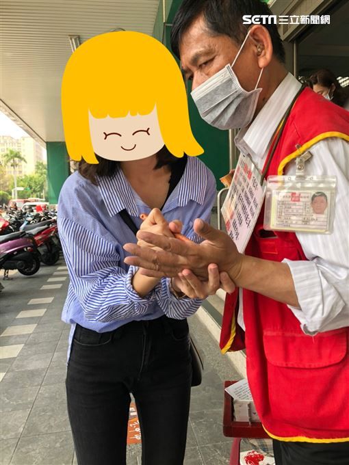 全聾半盲伯賣筆維生！歷父逝又「負債500萬」街頭擺攤月收僅千　不怨天尤人「努力掙錢養80歲母」