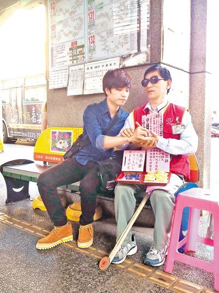 全聾半盲伯賣筆維生！歷父逝又「負債500萬」街頭擺攤月收僅千　不怨天尤人「努力掙錢養80歲母」