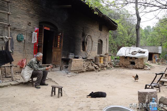 六旬老夫妻隱居深山幾十年，過著最原始的生活，看看是什麼樣子？