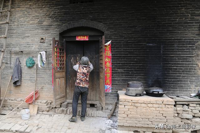 六旬老夫妻隱居深山幾十年，過著最原始的生活，看看是什麼樣子？