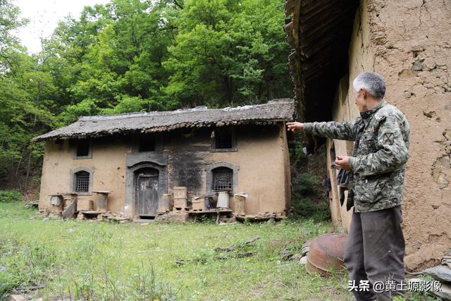 城市太複雜！六旬老夫妻「隱居深山60年」如世外桃源　每日巡山「身體無病痛」養雞種菜生活愜意