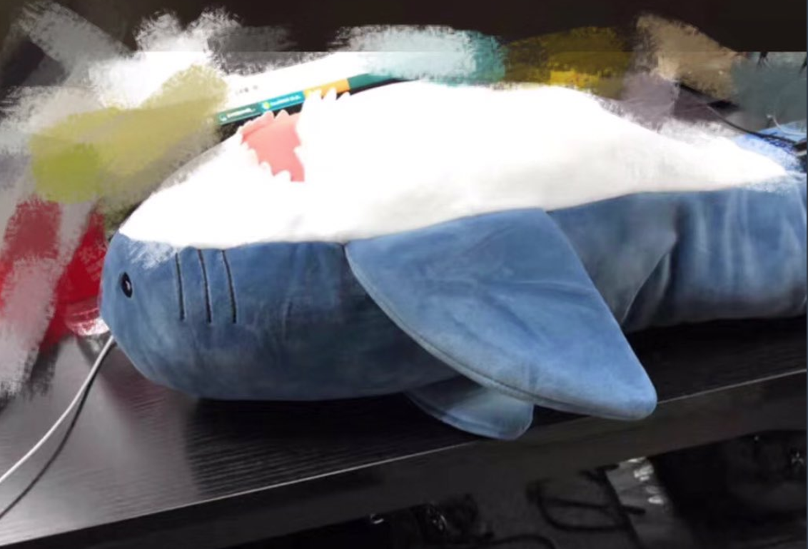 阿嬤覺得「IKEA鯊魚有牙齒好兇」！拿出針線「封印白牙變老鯊」網笑爆：把鯊鯊尊嚴放哪裡？