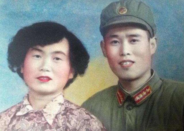 爸你當年怎麼下得了手？女兒驚見「爸媽婚前合照」以為是兄弟　網笑翻「曬更狂父母舊照」：我的天啊
