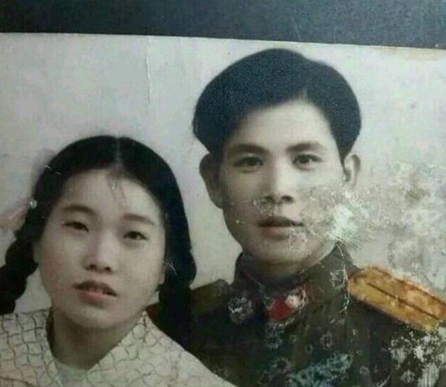 爸你當年怎麼下得了手？女兒驚見「爸媽婚前合照」以為是兄弟　網笑翻「曬更狂父母舊照」：我的天啊