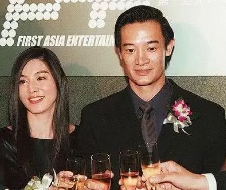 被喻男神收割機！玉女掌門人「隔8年復合前任」步入禮堂　「高齡產下雙胞胎」49歲樂當雙寶媽