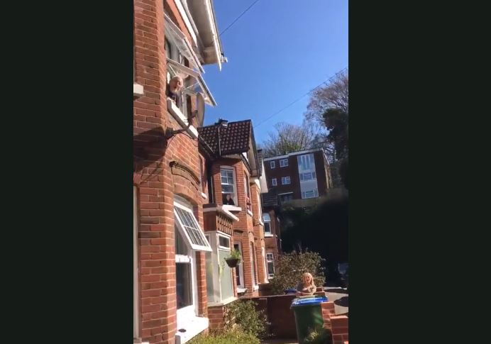 因疫情封城！英國小女孩「生日派對被取消」超傷心　隔天卻收到「整條街給她的禮物」驚喜暖翻全網