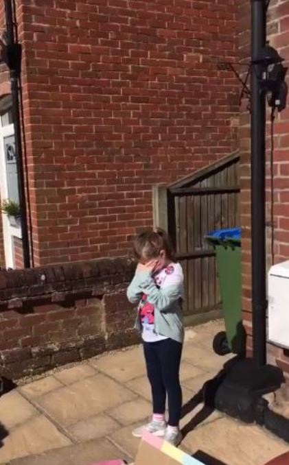 因疫情封城！英國小女孩「生日派對被取消」超傷心　隔天卻收到「整條街給她的禮物」驚喜暖翻全網