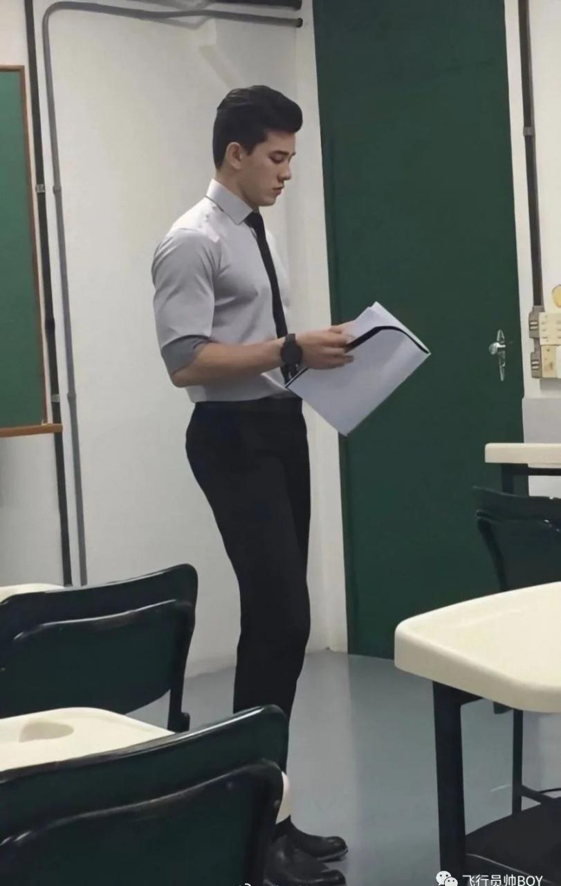 人家不想下課！天菜老師「襯衫下結實肌肉」帥翻　深邃五官「被封希臘男神」網尖叫：這種老師哪裡找