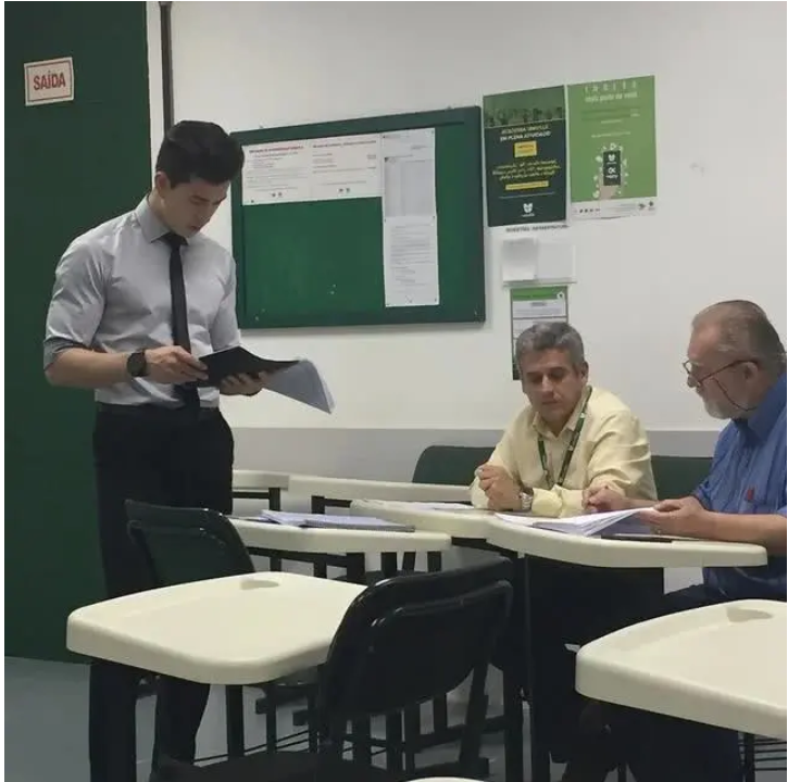 人家不想下課！天菜老師「襯衫下結實肌肉」帥翻　深邃五官「被封希臘男神」網尖叫：這種老師哪裡找