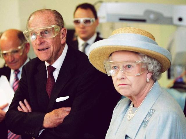 同色穿搭永不倒？英女王皇家藍套裝「撤離白金漢宮」氣質優雅「專屬彩虹口罩」潮到爆