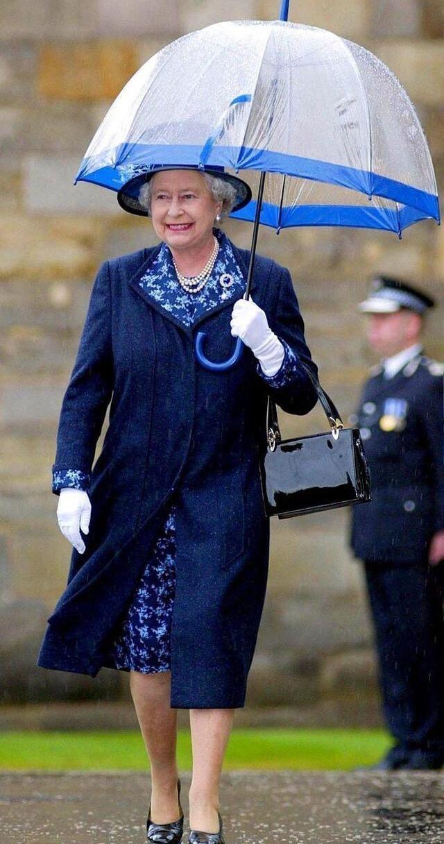 同色穿搭永不倒？英女王皇家藍套裝「撤離白金漢宮」氣質優雅「專屬彩虹口罩」潮到爆