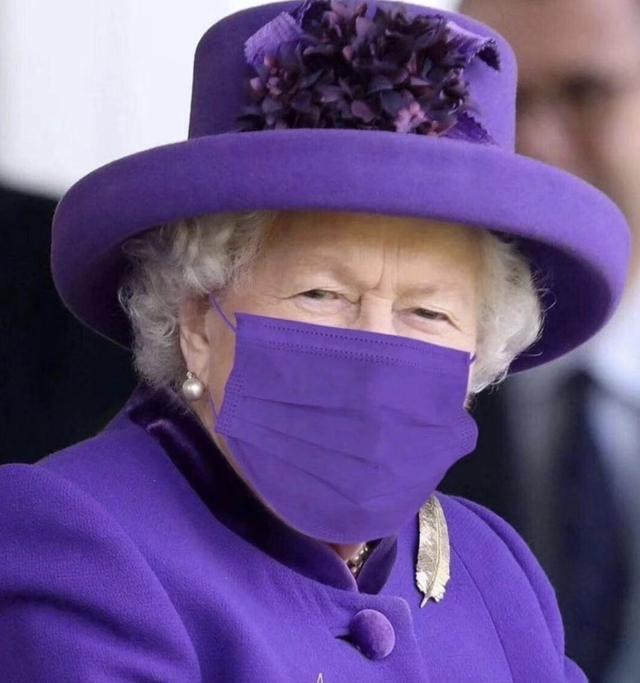 同色穿搭永不倒？英女王皇家藍套裝「撤離白金漢宮」氣質優雅「專屬彩虹口罩」潮到爆