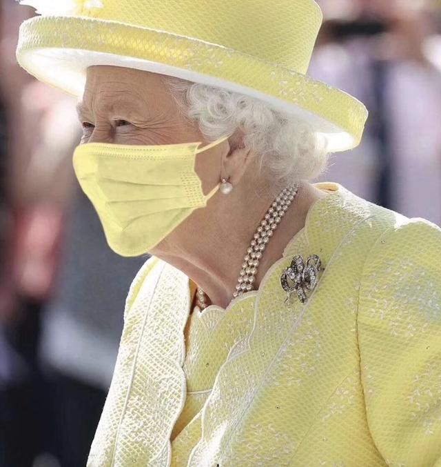 同色穿搭永不倒？英女王皇家藍套裝「撤離白金漢宮」氣質優雅「專屬彩虹口罩」潮到爆