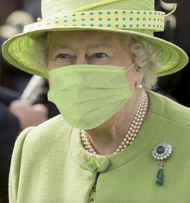 同色穿搭永不倒？英女王皇家藍套裝「撤離白金漢宮」氣質優雅「專屬彩虹口罩」潮到爆