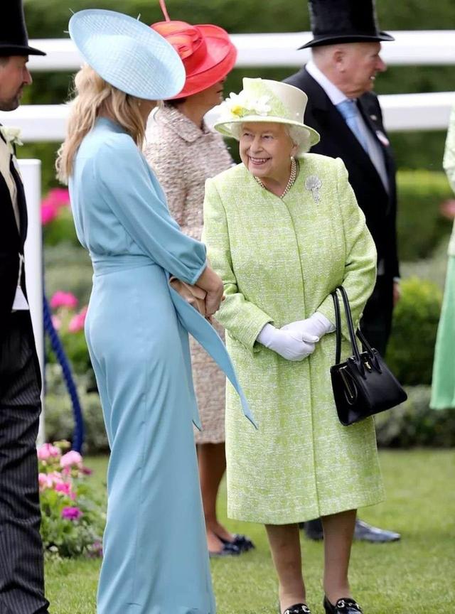 同色穿搭永不倒？英女王皇家藍套裝「撤離白金漢宮」氣質優雅「專屬彩虹口罩」潮到爆