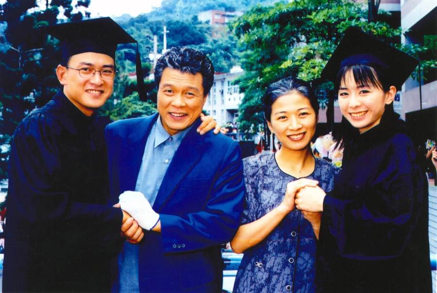 和妻女淪室友！王識賢「結婚16年拼賺錢」家庭丟給老婆　突醒悟「螢幕鐵漢變家庭煮夫」：寧願少賺一點！