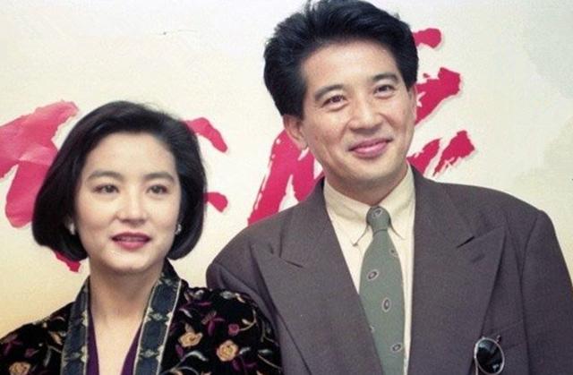 秦漢45歲帥兒曝光！繼承父長相「女兒已2歲」仍無登記結婚　笑曝爸爸退休生活：每天忙著寵孫女