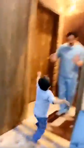 不能碰爸爸！醫生下班回家「兒子飛奔討抱抱」　他下意識舉動「讓兒子傷心呆住」：把拔不愛我了嗎