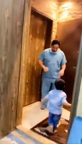 不能碰爸爸！醫生下班回家「兒子飛奔討抱抱」　他下意識舉動「讓兒子傷心呆住」：把拔不愛我了嗎