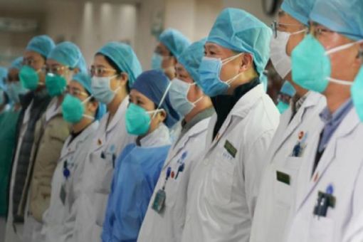 不能碰爸爸！醫生下班回家「兒子飛奔討抱抱」　他下意識舉動「讓兒子傷心呆住」：把拔不愛我了嗎