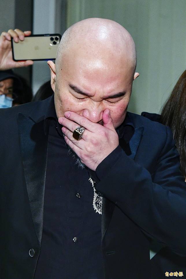 真的永別了！劉真化為輕煙「弟弟捧斗送最後一程」　家屬哭紅雙眼「辛龍想去卻無法到場」　