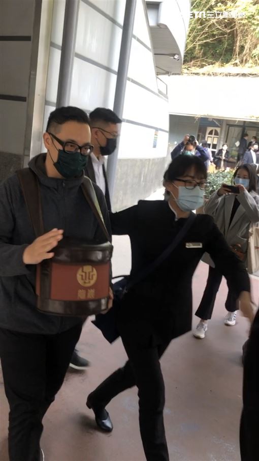 真的永別了！劉真化為輕煙「弟弟捧斗送最後一程」　家屬哭紅雙眼「辛龍想去卻無法到場」　