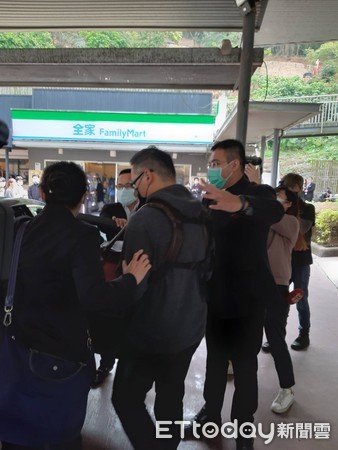 真的永別了！劉真化為輕煙「弟弟捧斗送最後一程」　家屬哭紅雙眼「辛龍想去卻無法到場」　