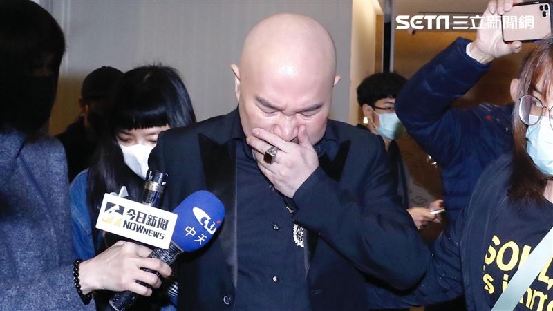 真的永別了！劉真化為輕煙「弟弟捧斗送最後一程」　家屬哭紅雙眼「辛龍想去卻無法到場」　