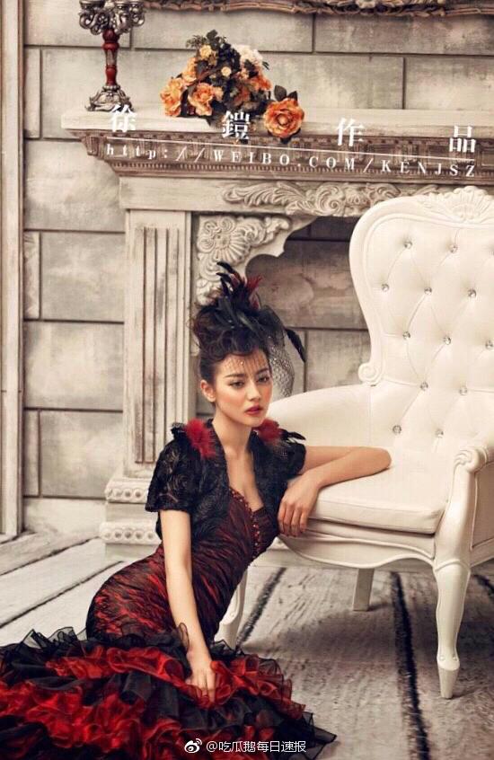 迪麗熱巴「出道前婚紗寫真」曝光：濃妝艷抹「造型浮誇」影樓風滿滿，依舊難掩天生麗質